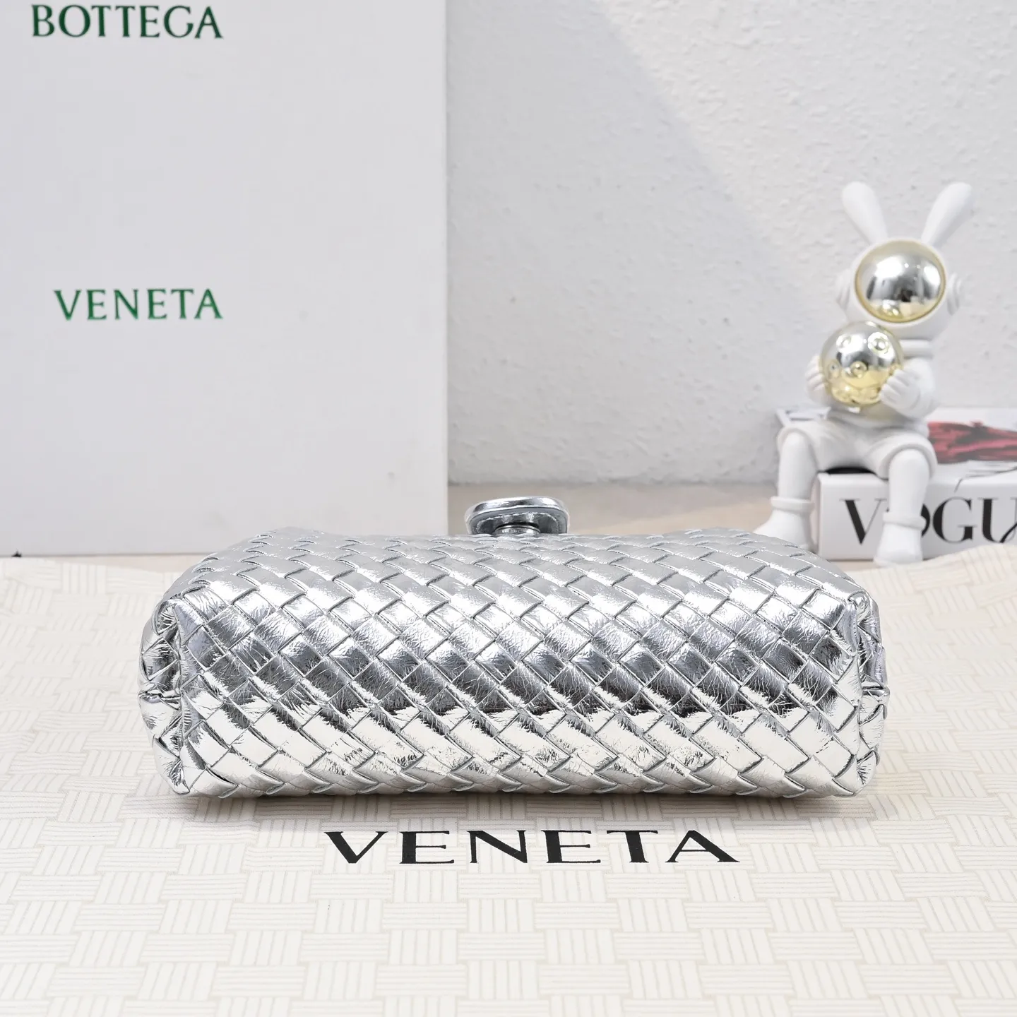 Batch 1880 BOTTEGA VENETA LAUREN 1980 small clutch bag is new! The small size that many people are squatting on is finally here. The self-adjustable zipper is a highlight of this bag. After being removed, it can be used as a handbag for important occasions. One bag unlocks two carrying methods at the same time. It is practical and has a unique sense of structure and beautiful lines. It is more elegant than a small cloud. It is a tribute to the classics and the pursuit of modernity. Style number: 4038 Size: 27*15*8cm